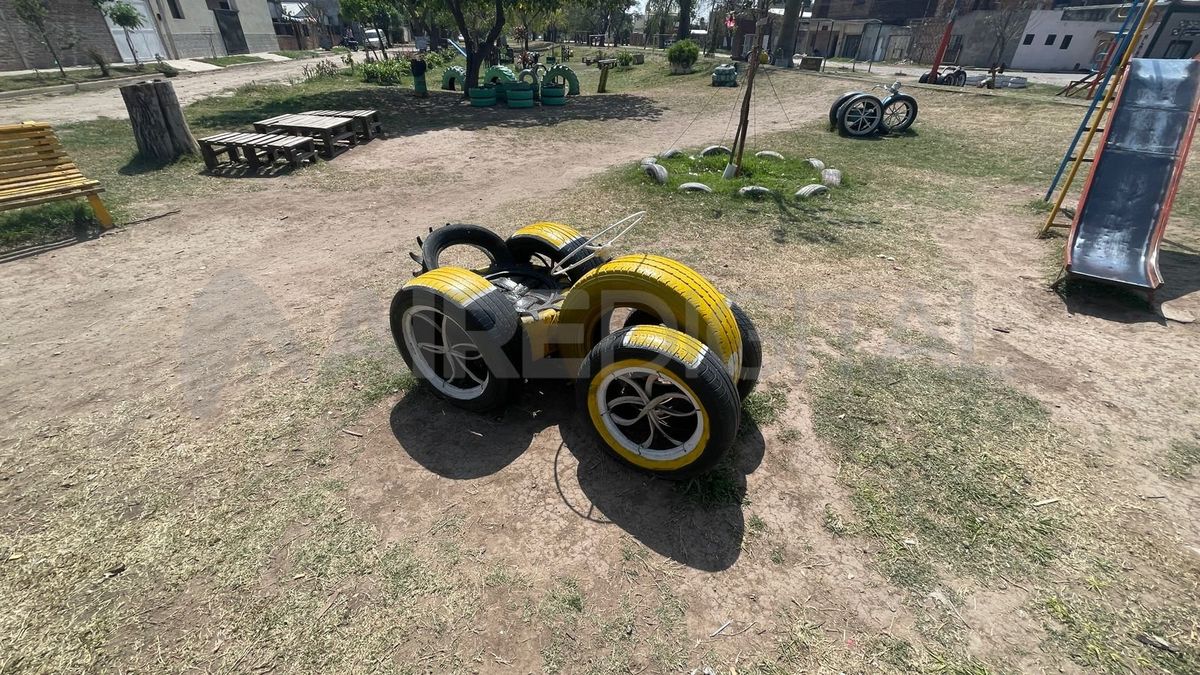 "El tractor amarillo" que construyó Ernesto para la plaza de Cabal. "El tractor amarillo" que construyó Ernesto para la plaza de Cabal.