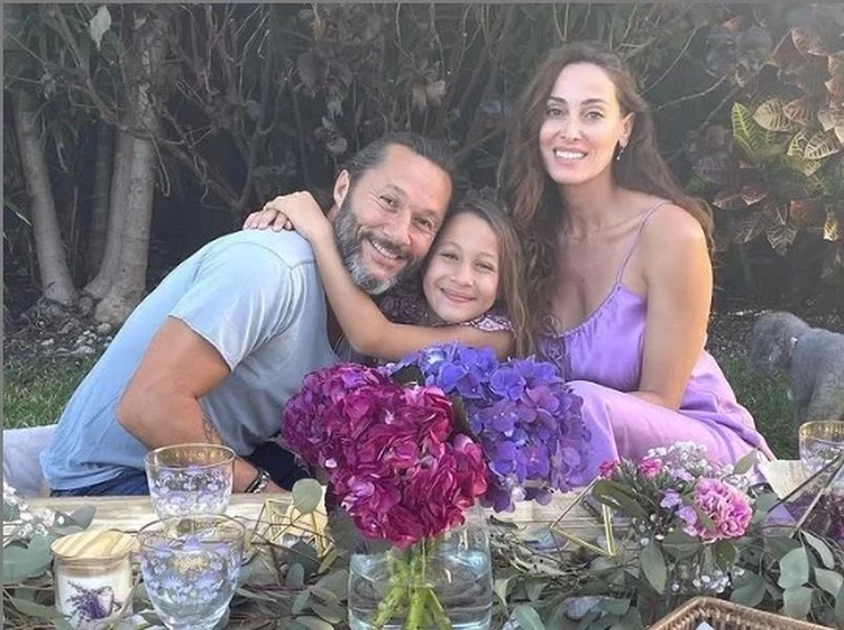 Diego Torres y D&eacute;bora Bello, junto a Nina.