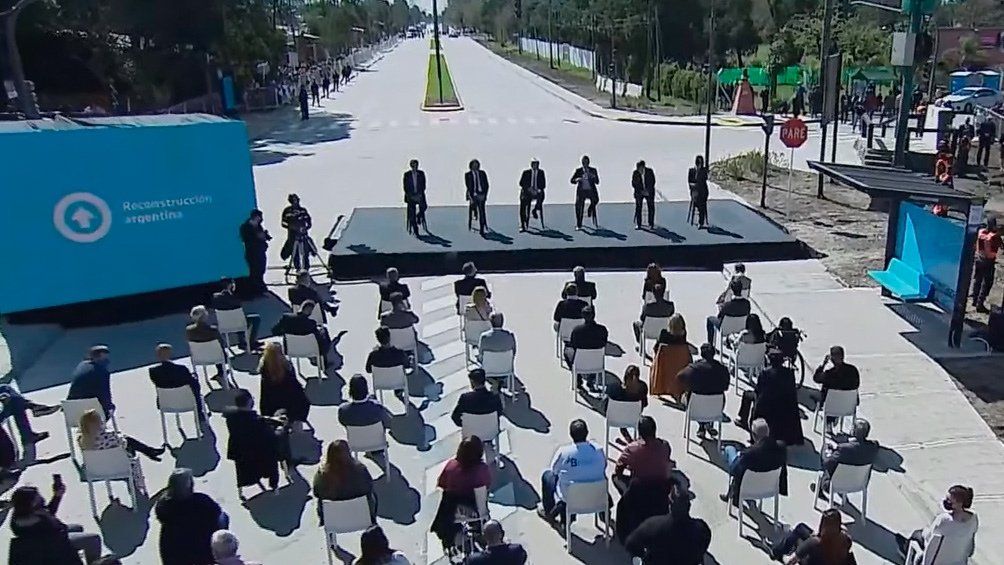 El jefe de Estado puso en marcha este martes obras públicas que apuntan a mejorar las condiciones de vida de los vecinos de esos lugares, pero que también generarán trabajo genuino.