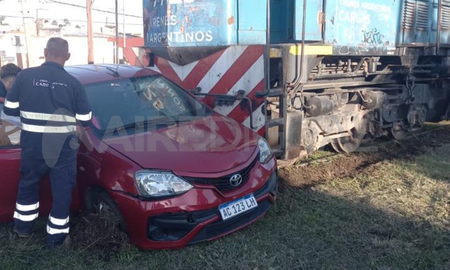 Un tren arrolló un auto que cruzó las vías en Barrio Guadalupe Oeste. Un tren arrolló un auto que cruzó las vías en Barrio Guadalupe Oeste.