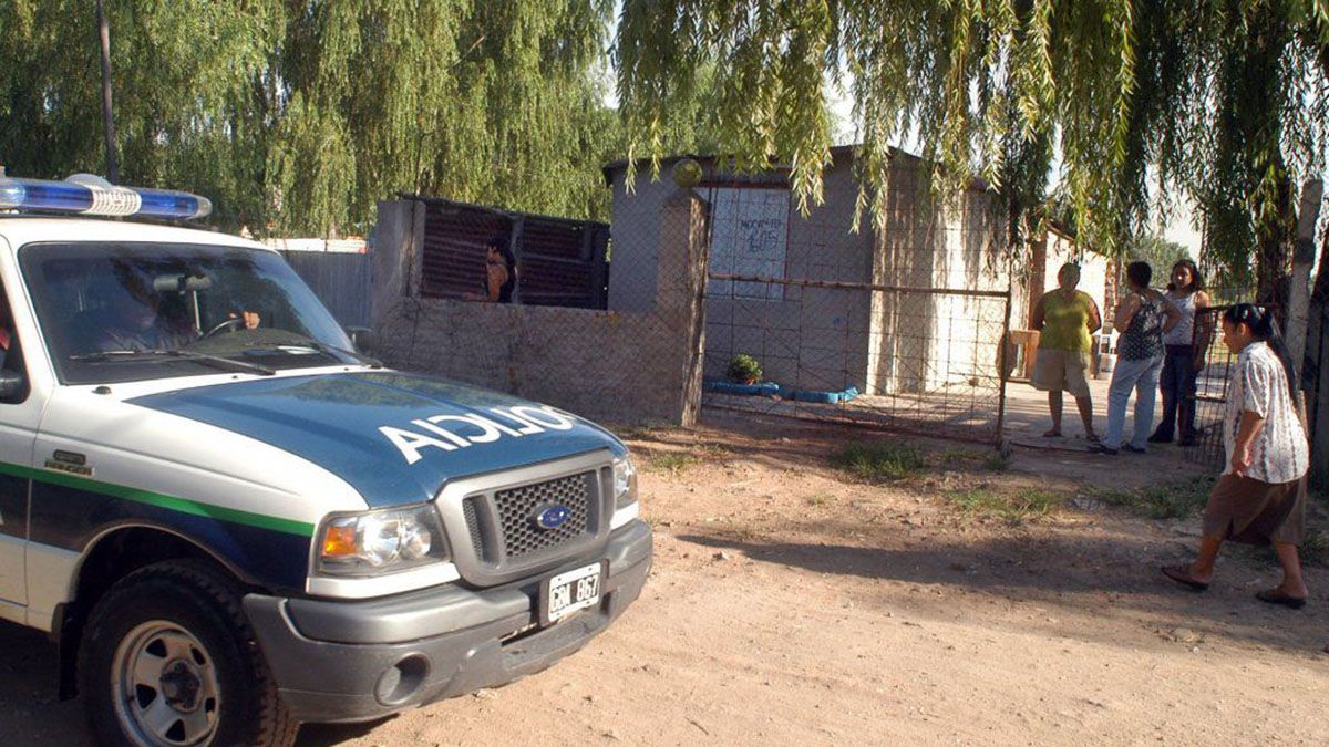 Dos sujetos efectuaron al menos seis disparos contra un monoblock, situado en la calle Manuel Estévez al 1.000, en un posible enfrentamiento entre bandas.