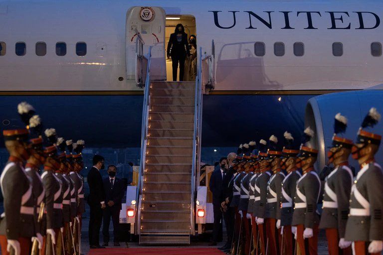 Kamala Harris llegó dos horas más tarde a Guatemala.