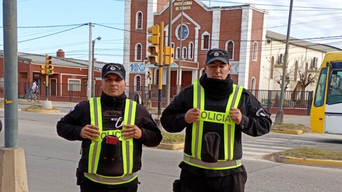 Los suboficiales Carlos Romero y Alexis Andrés salvaron la vida de la bebé.