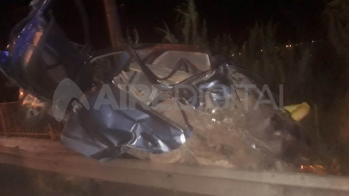 Uno de los coches involucrados en el accidente quedó completamente destruido.