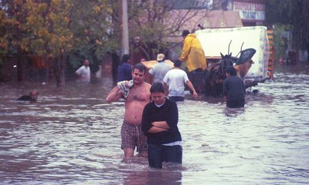 La inundación de 2003 afectó a todo el cordón oeste de la ciudad de Santa Fe. La inundación de 2003 afectó a todo el cordón oeste de la ciudad de Santa Fe.