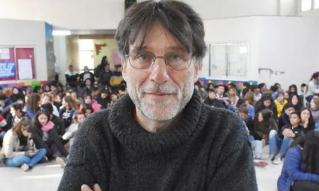 Francisco Paco Olivera, cura y miembro del Grupo de Curas en Opción Por Los Pobres, dejó un polémico mensaje en sus redes sociales dirigido a los votantes del presidente electo, Javier Milei. Francisco Paco Olivera, cura y miembro del Grupo de Curas en Opción Por Los Pobres, dejó un polémico mensaje en sus redes sociales dirigido a los votantes del presidente electo, Javier Milei.
