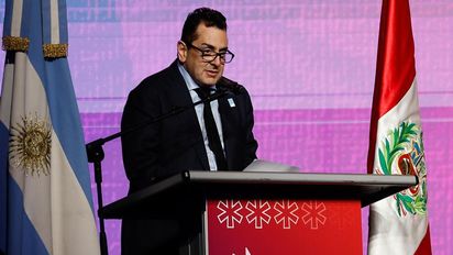 Tensión en la Feria del Libro: abuchearon al secretario de Cultura y respondió con una chicana por YPF