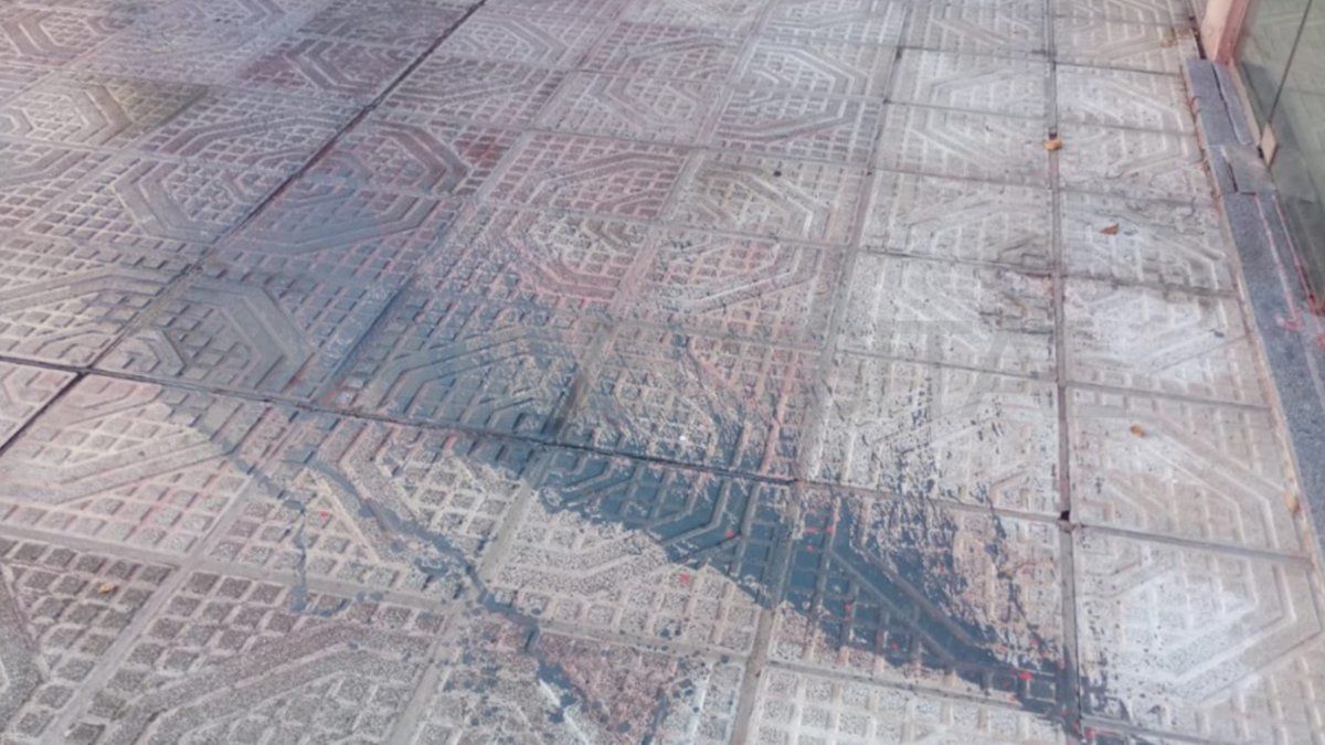 La pintura dejó una importante mancha en la vereda del local que al pasar se reconoce fácilmente.&nbsp;