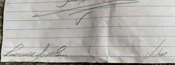 La firma de Victor que se tatuó Naomi.