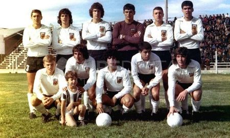 En su debut en la Selección Mayor, Maradona reemplazaría a Luque. En su debut en la Selección Mayor, Maradona reemplazaría a Luque.