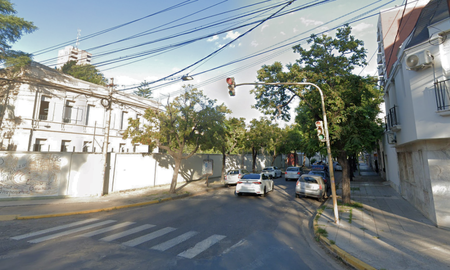 Un delincuente armado con un martillo intentó robar a dos mujeres en barrio Constituyentes. Un delincuente armado con un martillo intentó robar a dos mujeres en barrio Constituyentes.
