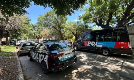 Al menos dos delincuentes engañaron a un hombre de 79 años en barrio Fomento 9 de Julio de Santa Fe, lo empujaron, lo encerraron en el baño y le robaron dinero. Al menos dos delincuentes engañaron a un hombre de 79 años en barrio Fomento 9 de Julio de Santa Fe, lo empujaron, lo encerraron en el baño y le robaron dinero.