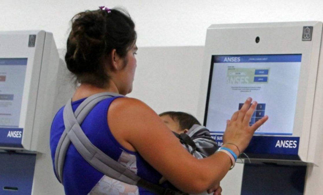 A diferencia del promedio mundial, en el cual la mayor frecuencia se observa en las mujeres mayores que viven solas comparativamente con los hombres, en Argentina las mujeres mayores tienden a vivir en familias extensas y solas con hijo/as, mientras que los hombres mayores suelen vivir en pareja.