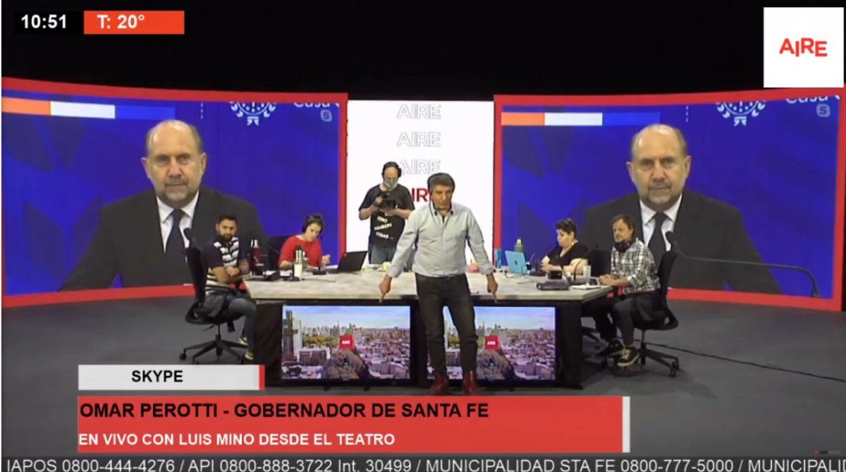 El gobernador Omar Perotti en la entrevista que se realizó en AIRE en el Teatro
