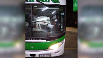 El chofer de un  colectivo de pasajeros esquivó un palo de tamaño considerable sobre el pavimento de la Ruta Provincial 1, y al hacerlo recibió un piedrazo en el parabrisas.