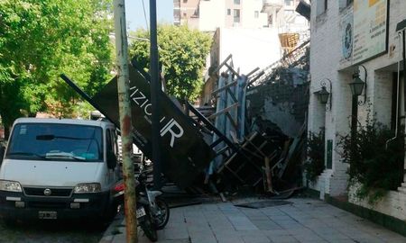 Parte de la obra se derrumbó hacia la vereda. Foto: @jotaleonetti Parte de la obra se derrumbó hacia la vereda. Foto: @jotaleonetti
