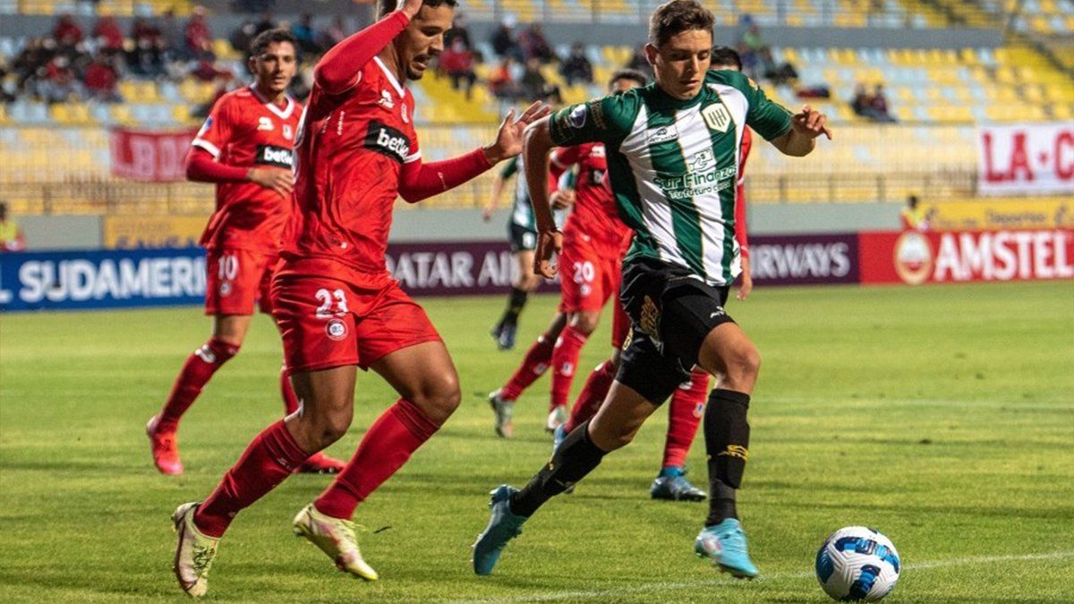 Desde el comienzo del juego, Banfield se sintió incómodo en el campo ante la mejor disposición del equipo local, que con rapidez supo controlar las acciones con la posesión de la pelota.