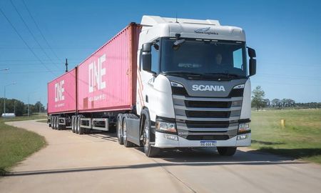 El Gobierno nacional implementó la libre circulación de los camiones bitrenes en todo el país, sin restricciones horarias, salvo en tramos donde se identifiquen riesgos para la seguridad vial. El Gobierno nacional implementó la libre circulación de los camiones bitrenes en todo el país, sin restricciones horarias, salvo en tramos donde se identifiquen riesgos para la seguridad vial.