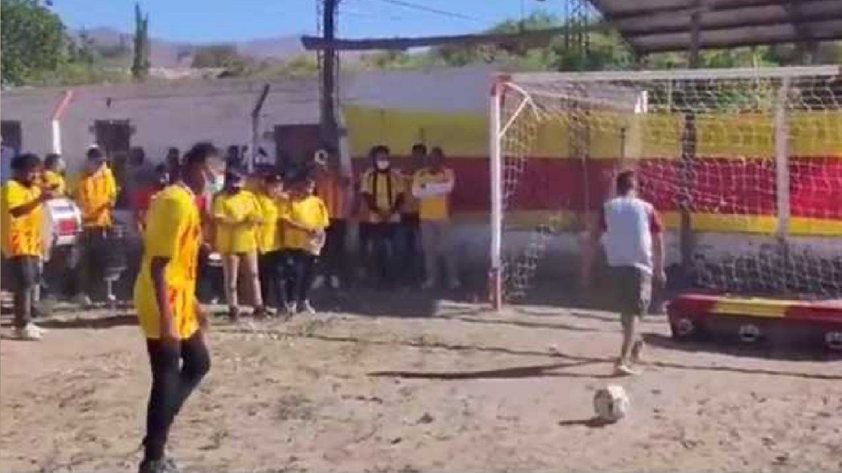 Video: llevaron a la cancha el ataúd de un arquero fallecido y le patearon penales