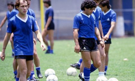 Ricardo Bochini, el ídolo de Diego Maradona, aseguró que el fútbol no será igual sin la presencia física del mítico capitán del seleccionado argentino y expresó sus condolencias en redes sociales. Ricardo Bochini, el ídolo de Diego Maradona, aseguró que el fútbol no será igual sin la presencia física del mítico capitán del seleccionado argentino y expresó sus condolencias en redes sociales.
