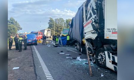 Un accidente entre cuatro camiones y un auto se cobró la vida de un camionero en la Autopista Rosario - Buenos Aires. Un accidente entre cuatro camiones y un auto se cobró la vida de un camionero en la Autopista Rosario - Buenos Aires.