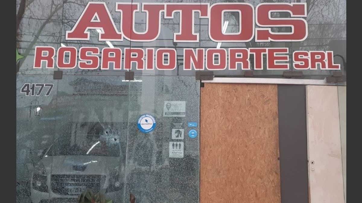 Balearon el frente de una agencia de autos y una mujer murió de un infarto