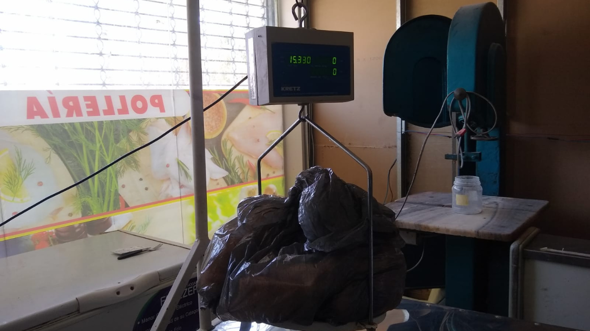 El local tenía achuras exhibidas a temperaturas mayores a las adecuadas.