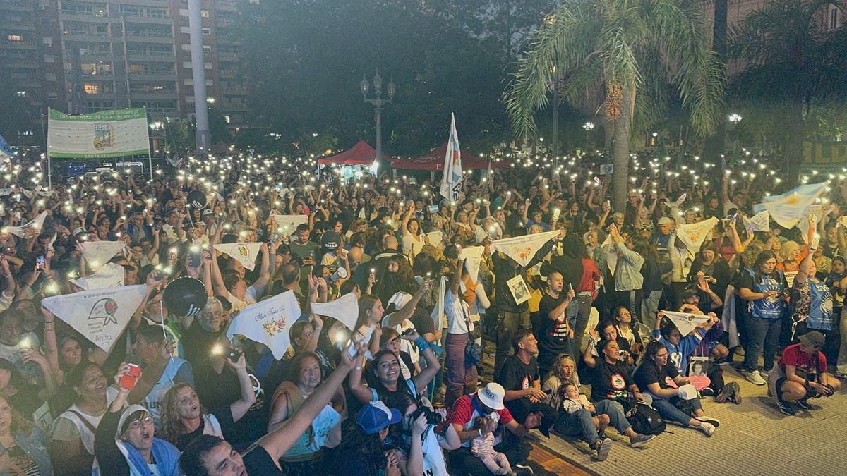 Organismos de derechos humanos de Santa Fe convocaron a una nueva marcha a 50 años del último golpe de Estado. La participación fue multitudinaria.