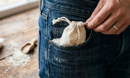 Guardar una bolsita con arroz en el bolsillo del jean: por qué lo recomiendan. Guardar una bolsita con arroz en el bolsillo del jean: por qué lo recomiendan.