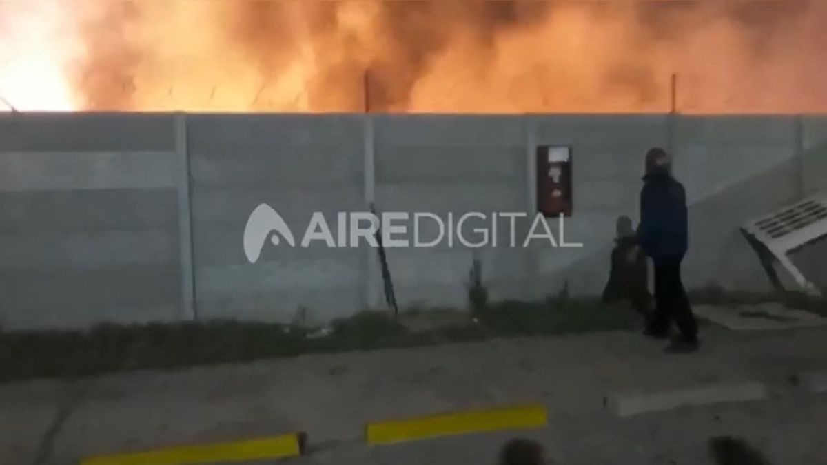 Un impresionante incendio se desat&oacute; el jueves por la tarde en el galp&oacute;n de la empresa Continental