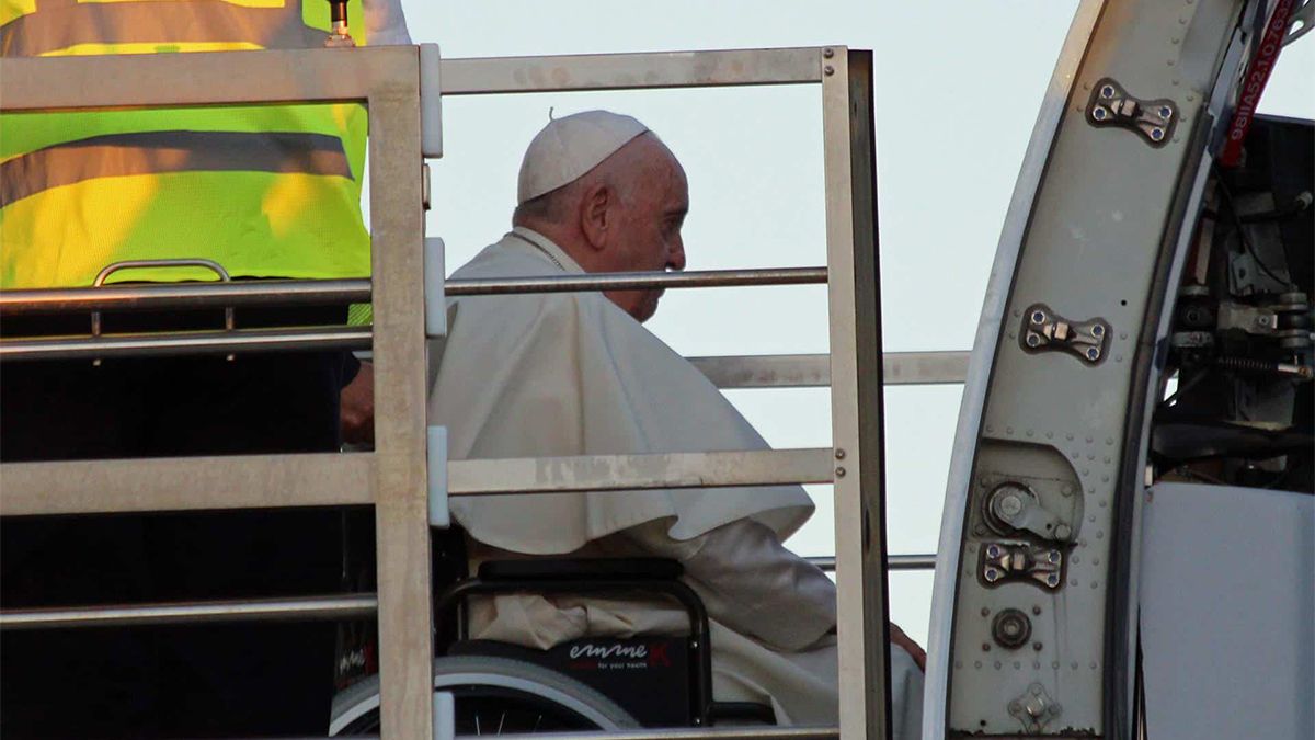 El Papa continúa la terapia para la recuperación de la lesión en la rodilla derecha que este año lo obligó a cancelar varios eventos y por la que desde entonces se lo ha visto desplazarse en silla de ruedas y con la ayuda de un bastón.