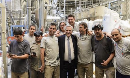 Fernández durante una recorrida por Tecnocom, una pyme que fabrica productos de PVC en el partido de TRes de Febrero. Fernández durante una recorrida por Tecnocom, una pyme que fabrica productos de PVC en el partido de TRes de Febrero.