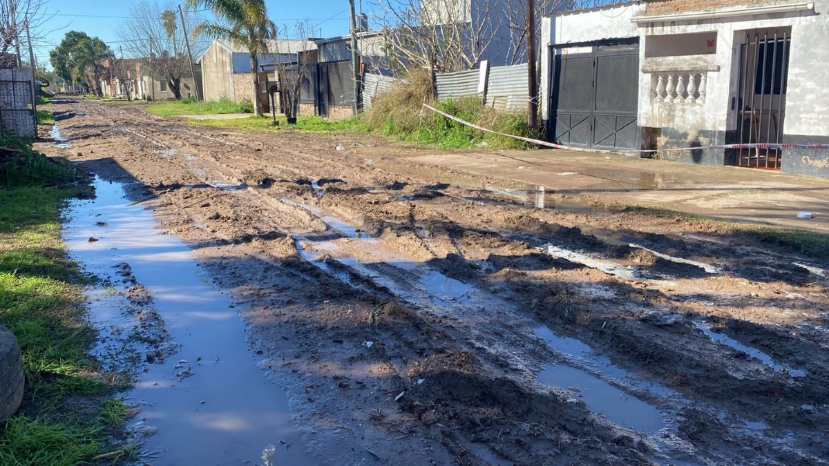 La municipalidad había comenzado a rellenar las calles de tierra con tierra colorada, pero al no contar con ripio ni piedra, la lluvia convirtió todo en un lodazal. La municipalidad había comenzado a rellenar las calles de tierra con tierra colorada, pero al no contar con ripio ni piedra, la lluvia convirtió todo en un lodazal.