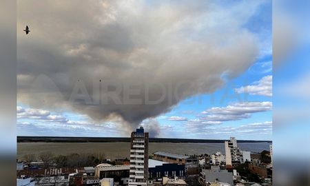 La ciudad de Rosario se torna irrespirable por la quema de pastizales en las islas del Paraná. La ciudad de Rosario se torna irrespirable por la quema de pastizales en las islas del Paraná.