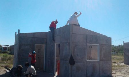 Una casa de material representa un refugio para salir de la tumba donde viven, dijo José Luis Zalazar, del Movimiento Los Sin Techo. Una casa de material representa un refugio para salir de la tumba donde viven, dijo José Luis Zalazar, del Movimiento Los Sin Techo.