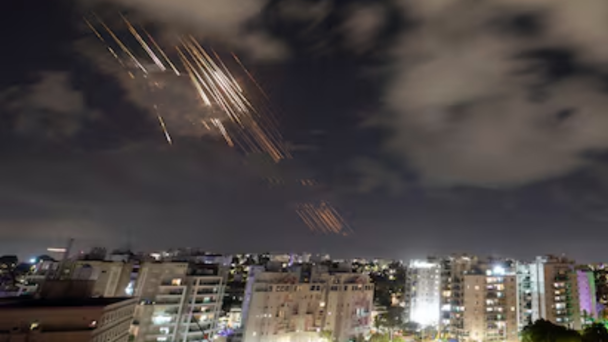 Irán lanzó más de 100 misiles a Israel: explosiones en Tel Aviv y la advertencia de Trump que conmocionó al mundo