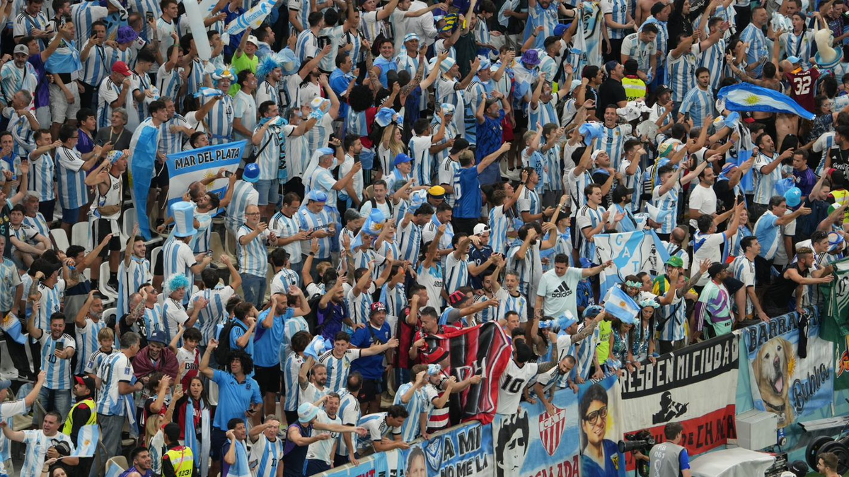 Los hinchas argentinos coparon Qatar para el Mundial 2022 donde la Selección Argentina se consagró campeón.