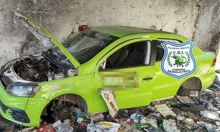 El vehículo robado es el móvil 669 y fue dañado en gran parte de su carrocería. El vehículo robado es el móvil 669 y fue dañado en gran parte de su carrocería.