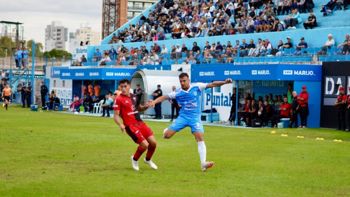 Angelini quiso tirar un centro y se coló por arriba de Giménez.