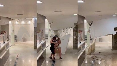 Una mujer y una niña logran evitar ser golpeadas por la caída del cielorraso del sanatorio.