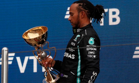 Hamilton y su trofeo tras ganar su carrera N°100 en Fórmula 1. Hamilton y su trofeo tras ganar su carrera N°100 en Fórmula 1.