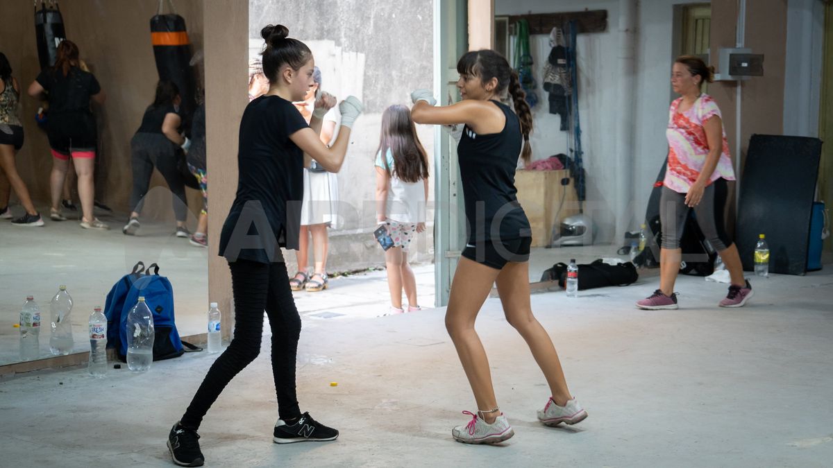 Alba y Florencia, de 14 y 12 años, asisten regularmente al gimnasio ubicado en barrio Alfonso de la ciudad de Santa Fe.