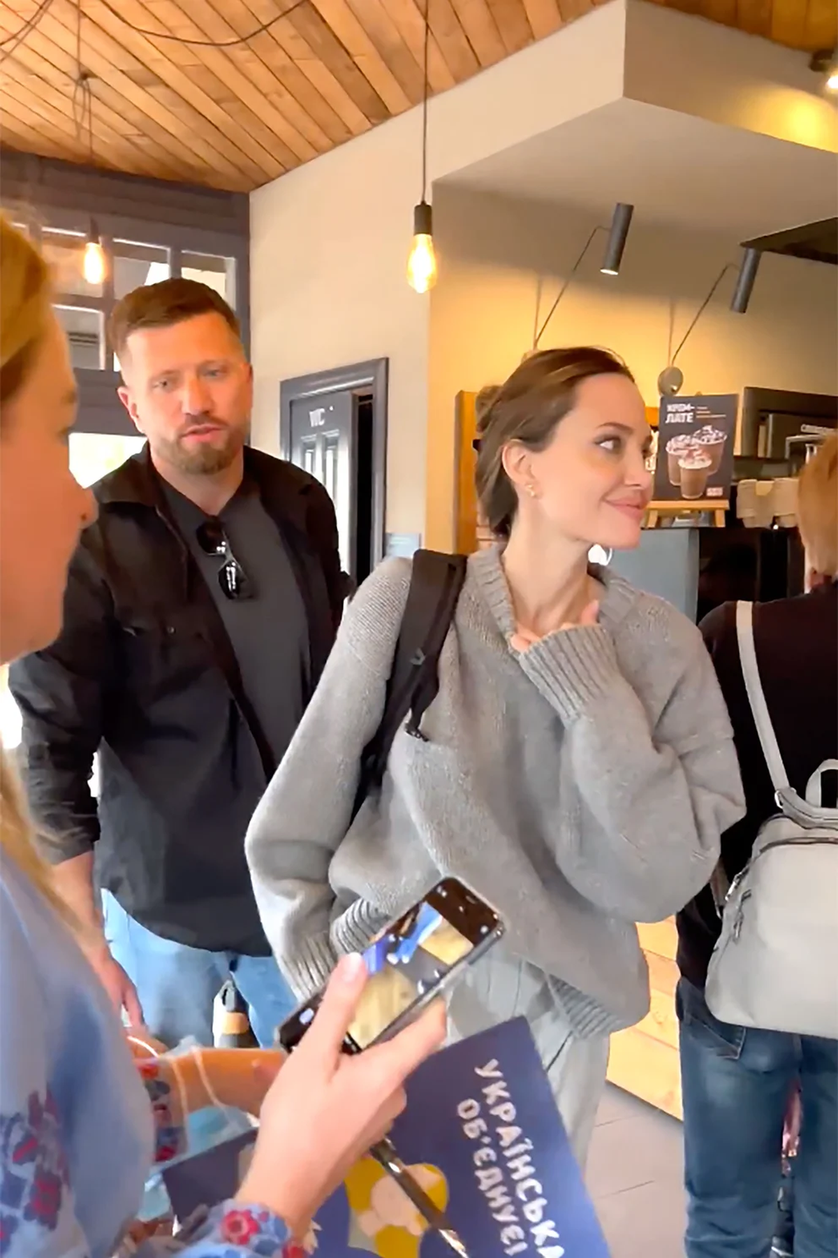 Angelina Jolie en Lviv (@thevillageua)