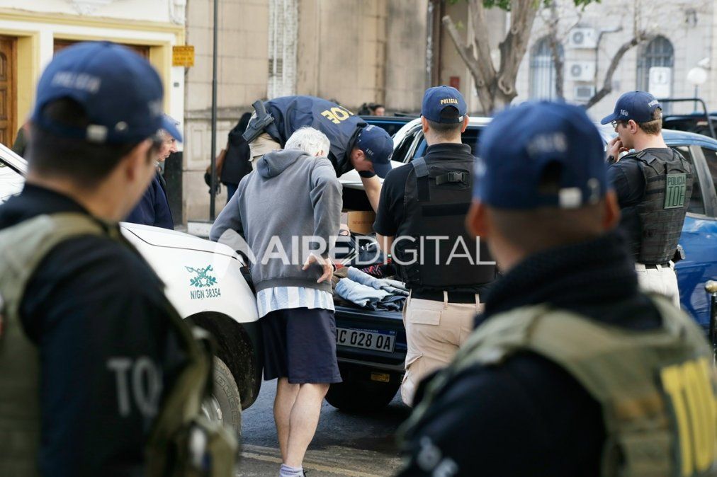 AIRE estuvo el día del allanamiento y captó el momento en que la TOE encontró el bolso de Valdés.