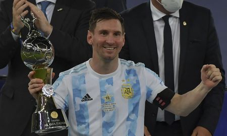 Lionel Messi terminó como máximo goleador de la Copa América y fue elegido como mejor jugador del torneo, luego del triunfo ante Brasil en el Estadio Maracaná. Lionel Messi terminó como máximo goleador de la Copa América y fue elegido como mejor jugador del torneo, luego del triunfo ante Brasil en el Estadio Maracaná.