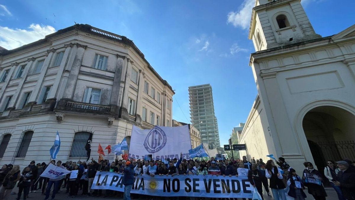 Miles de ciudadanos santafesinos participaron este jueves por la siesta de la marcha nacional en apoyo a la expresidenta de la Nación