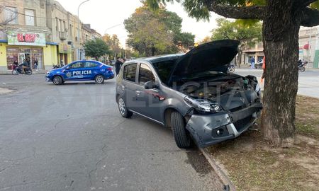Impresionante accidente en avenida Freyre: un auto quedó incrustado en un árbol del cantero central. Impresionante accidente en avenida Freyre: un auto quedó incrustado en un árbol del cantero central.