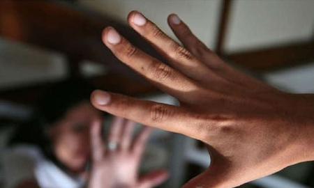 una chica fue violada por su profesor, un policia, su abogado, su ginecologo y dos personas mas una chica fue violada por su profesor, un policia, su abogado, su ginecologo y dos personas mas