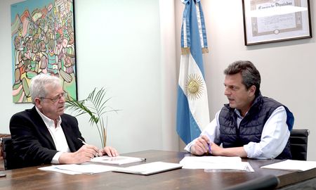 Massa dijo que ya había comenzado a trabajar junto a Rubinstein en el Ministerio de Economía desde hace algunos días. Massa dijo que ya había comenzado a trabajar junto a Rubinstein en el Ministerio de Economía desde hace algunos días.