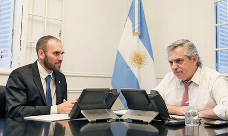 La Argentina le pedirá a la misión del FMI cerrar un programa de facilidades extendidas por la deuda de US$ 44.000 millones. La Argentina le pedirá a la misión del FMI cerrar un programa de facilidades extendidas por la deuda de US$ 44.000 millones.